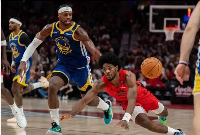 勇士全队队员共同庆祝收获连胜