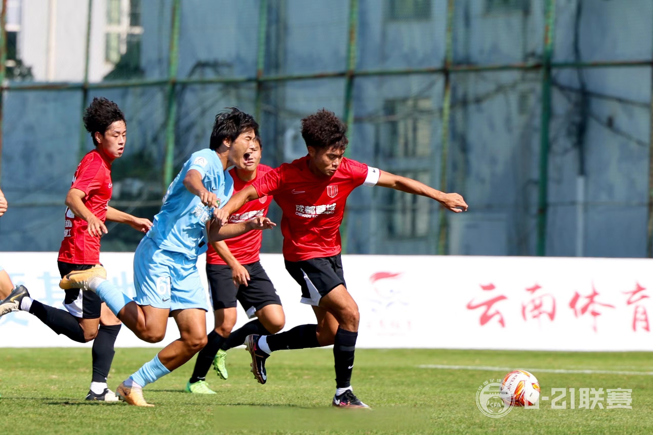 球队在场上团结一心冲向胜利